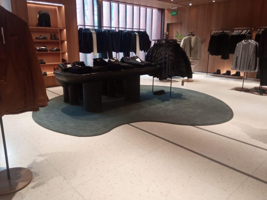 Seismic expansion joint for stores